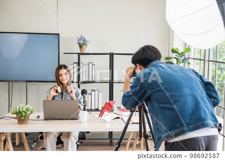 Videographer shoot young Asian female blogger. behind the scene 98692587