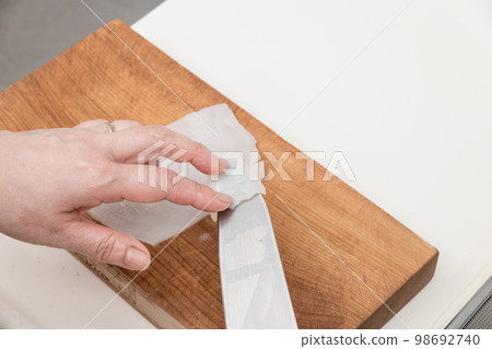[A middle-aged housewife prepares a Japanese flying squid and moves the cut body to the bat] 98692740