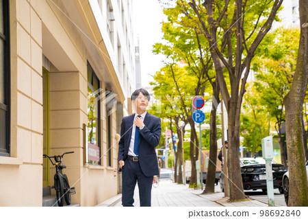 工薪族肖像戶外推銷員美容工作工作工作自信城市街頭時尚步行 98692840