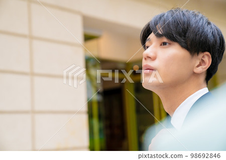 一個很酷的上班族的肖像，戶外，推銷員，美女，求職，換工作，自信，市中心，時尚 98692846
