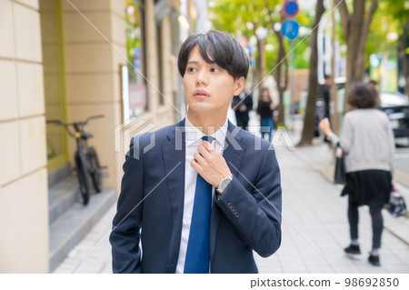 一個很酷的上班族戶外推銷員美容求職工作改變信心的畫像在城裡走來走去時尚 98692850