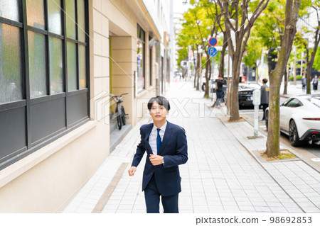 酷上班族肖像戶外推銷員美容工作工作工作自信城市街頭時尚跑步 98692853