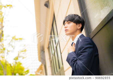 Portrait of a cool office worker, outdoors, salesman, beauty, job hunting, job change, confidence, downtown, fashionable, waiting 98692855