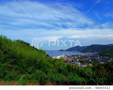 Innoshima seen from the Ohama parking area (Onomichi City, Hiroshima Prefecture) 98693422