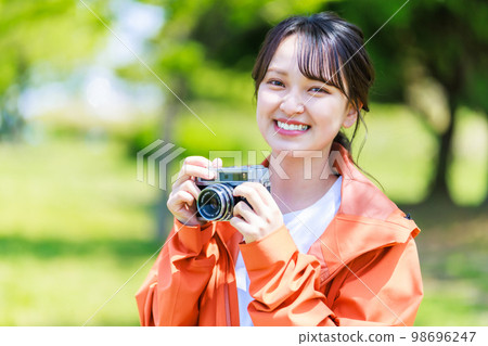 在美麗的綠色公園拍照的相機女孩 98696247