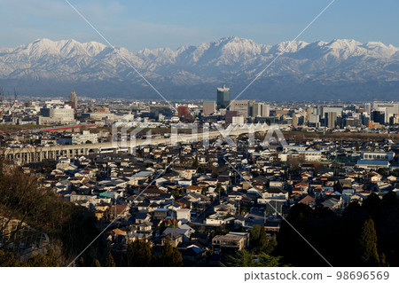從富山市吳羽山展望台眺望冬日傍晚的白雪皚皚的立山連峰、劍岳、氣勝山 98696569
