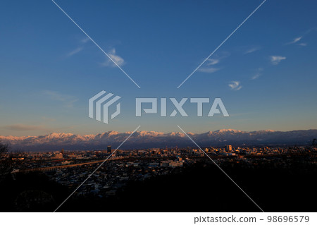 從立山青谷特別席富山市吳羽展望台眺望立山山脈北阿爾卑斯山的冬日夜景，白雲皚皚，白雪皚皚 98696579