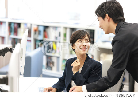 商務人士男性和女性面對面談論正在創建的材料 1 98697167