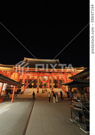Sensoji Temple at night in late autumn (Asakusa, Taito Ward, Tokyo) Sensoji Temple at night in late autumn (Asakusa, Taito Ward, Tokyo) 98697194