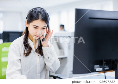 接線員在呼叫中心收到投訴 98697282