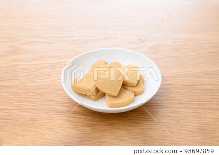 白色盤子上的心形手工餅乾情人節白色情人節 白色盤子上的心形手工餅乾情人節白色情人節 98697859