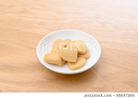 白色盤子上的心形手工餅乾情人節白色情人節 白色盤子上的心形手工餅乾情人節白色情人節 98697860
