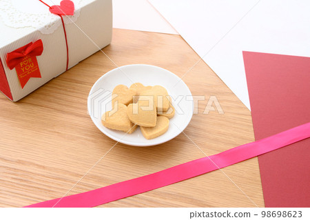 Heart-shaped handmade cookies on a white plate Valentine's Day White Day gift box Heart-shaped handmade cookies on a white plate Valentine's Day White Day gift box 98698623