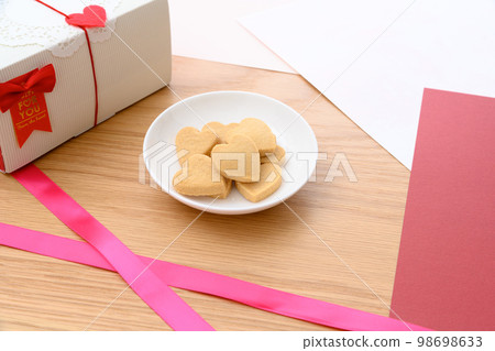 Heart-shaped handmade cookies on a white plate Valentine's Day White Day gift box Heart-shaped handmade cookies on a white plate Valentine's Day White Day gift box 98698633