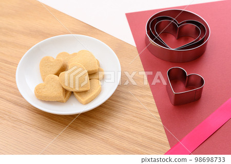 Heart-shaped handmade cookies on a white plate Valentine's Day White Day gift box Heart-shaped handmade cookies on a white plate Valentine's Day White Day gift box 98698733