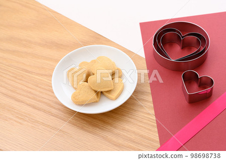 Heart-shaped handmade cookies on a white plate Valentine's Day White Day gift box Heart-shaped handmade cookies on a white plate Valentine's Day White Day gift box 98698738