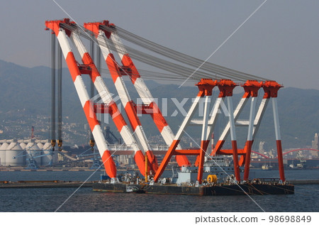 A huge crane ship with a 3,700-ton lifting capacity A huge crane ship with a 3,700-ton lifting capacity 98698849