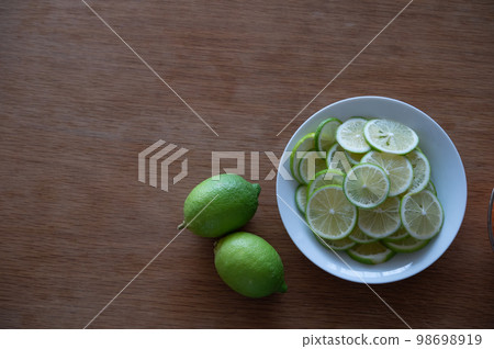 pesticide-free lemon 98698919