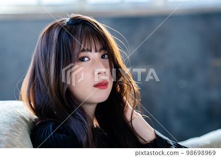 在別緻房間的沙發上放鬆的酷女人 98698969