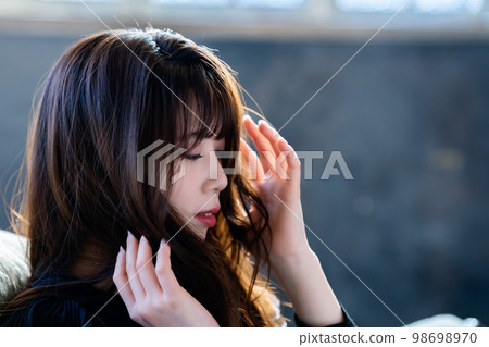 在別緻房間的沙發上放鬆的酷女人 98698970