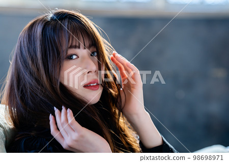 在別緻房間的沙發上放鬆的酷女人 98698971