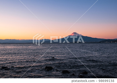 在內浦灣看到黃昏的富士山 98699138