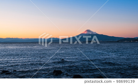 在內浦灣看到黃昏的富士山 98699139