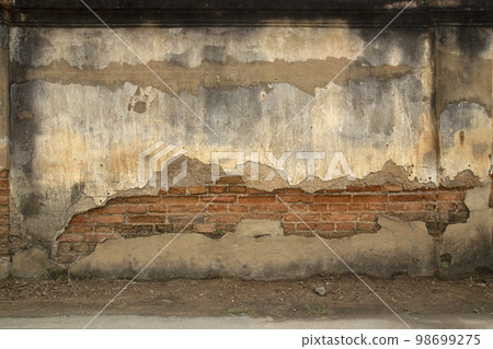 Old concrete wall with cracks for background work 98699275
