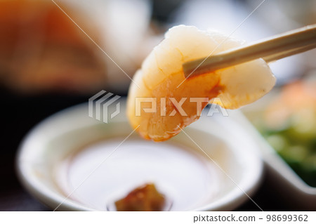 Scallop sashimi from the Natsudomari Peninsula (Hiranai Town, Aomori Prefecture) 98699362