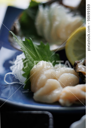 Scallop sashimi from the Natsudomari Peninsula (Hiranai Town, Aomori Prefecture) 98699369