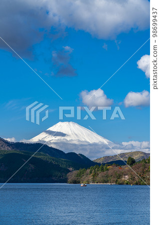 [神奈川縣]從箱根的蘆之湖看到的雄偉富士山 98699437