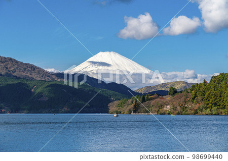 [Kanagawa Prefecture] Magnificent Mt. Fuji seen from Lake Ashinoko in Hakone 98699440