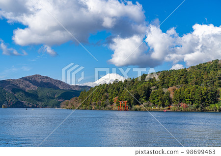 [神奈川縣]從箱根蘆之湖看到的雄偉富士山和鳥居 98699463