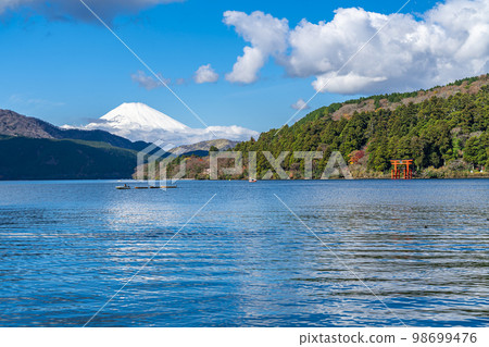 [Kanagawa Prefecture] Magnificent Mt. Fuji and torii seen from Lake Ashi in Hakone 98699476