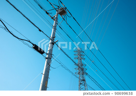 Intersecting power lines in residential areas, high-voltage power lines, and clear skies a-3 light tone 98699638