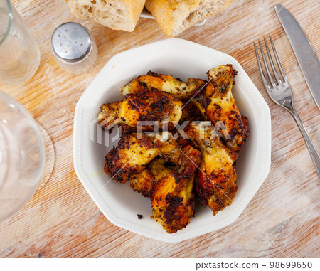 Delicious pan-fried chicken wings with crispy crust Delicious pan-fried chicken wings with crispy crust 98699650