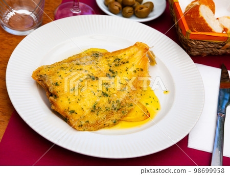 Lenguado meuniere in lemon sauce. French cuisine Lenguado meuniere in lemon sauce. French cuisine 98699958