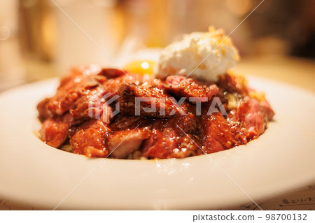 Steak rice bowl cooked at a low temperature (Yokohama City, Kanagawa Prefecture) Steak rice bowl cooked at a low temperature (Yokohama City, Kanagawa Prefecture) 98700132