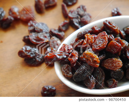 Raisins and raisins served on a white plate 98700450