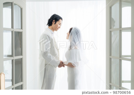 Bride and groom facing each other Bridal photo Photo wedding pre-shoot 98700656