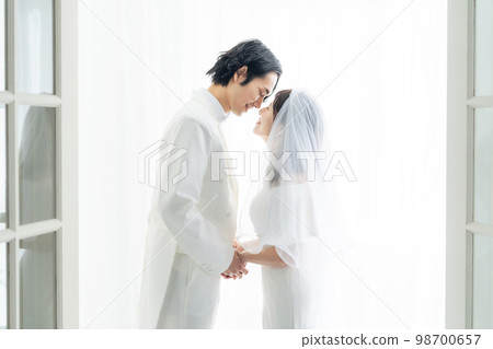 Bride and groom facing each other Bridal photo Photo wedding pre-shoot 98700657