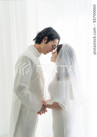 Bride and groom facing each other Bridal photo Photo wedding pre-shoot 98700660