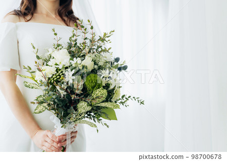 A woman with a bouquet 98700678