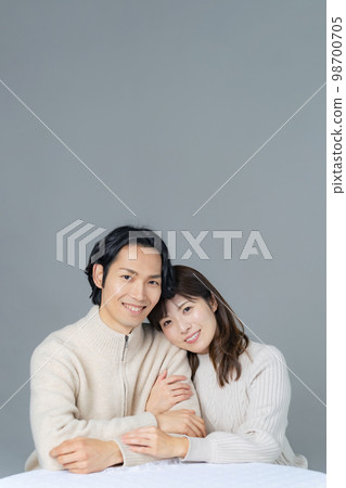擁抱情侶情侶照片一對look 98700705