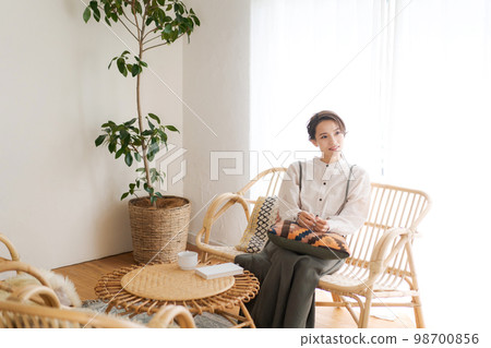 放鬆在屋子裡的婦女 放鬆在屋子裡的婦女 98700856