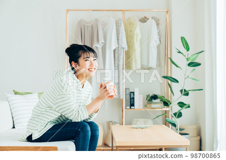 A young woman relaxing in the living room 98700865
