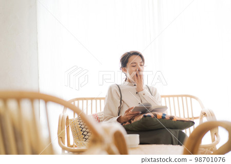 放鬆在屋子裡的婦女 98701076