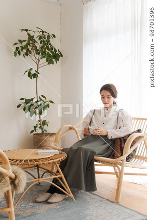 放鬆在屋子裡的婦女 98701396