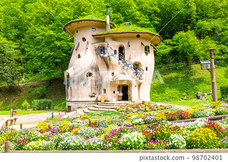 花壇上的這座房子 98702401