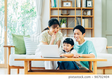 家人看著客廳裡的電腦 98702404